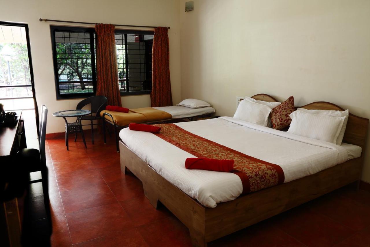 Pinewood Resort Karjat Buitenkant foto
